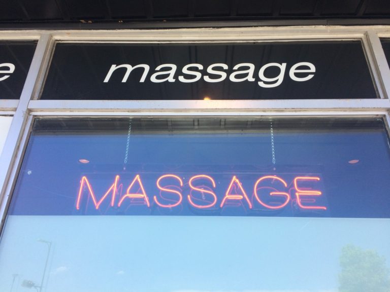 Pour Jessica M., 75 % des masseuses travaillant dans les salons érotiques sont des mères monoparentales qui tentant de remonter la pente, comme elle-même l’a fait, jetée à la rue jadis avec un bébé tout neuf sur les bras.
