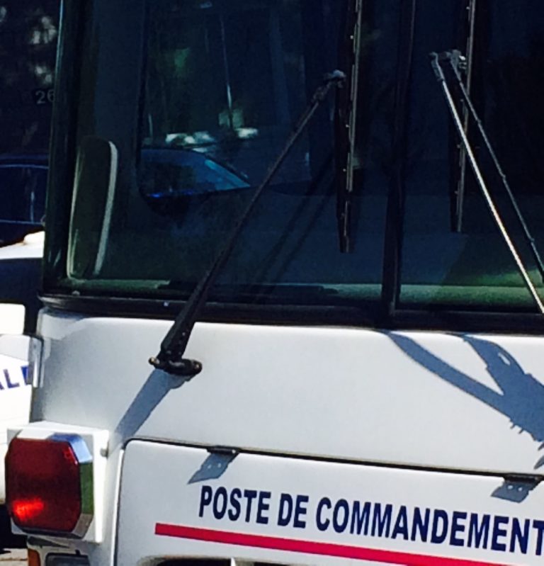 Une danseuse nue traîne un client sous son véhicule Important déploiement policier en cette matinée du 17 février dans ce secteur commercial de Fabreville.