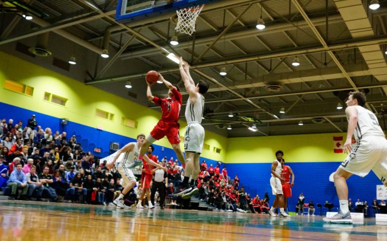 Le Sting de Seneca les nouveaux monarques du basketball au pays Le Sting de Seneca a remporté les grands honneurs au Championnat canadien tenu du 14 au 17 mars au Collège Montmorency.