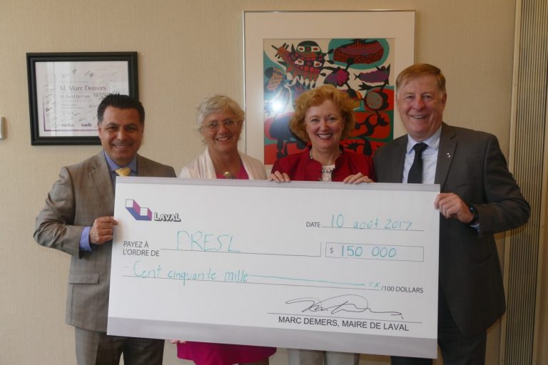 David De Cotis, vice-président du comité exécutif, responsable des dossiers économiques à la Ville de Laval, Louise Hodder et Michèle Raymond, respectivement directrice générale et présidente du Pôle régionale d’économie sociale de Laval, ainsi que le maire Marc Demers.