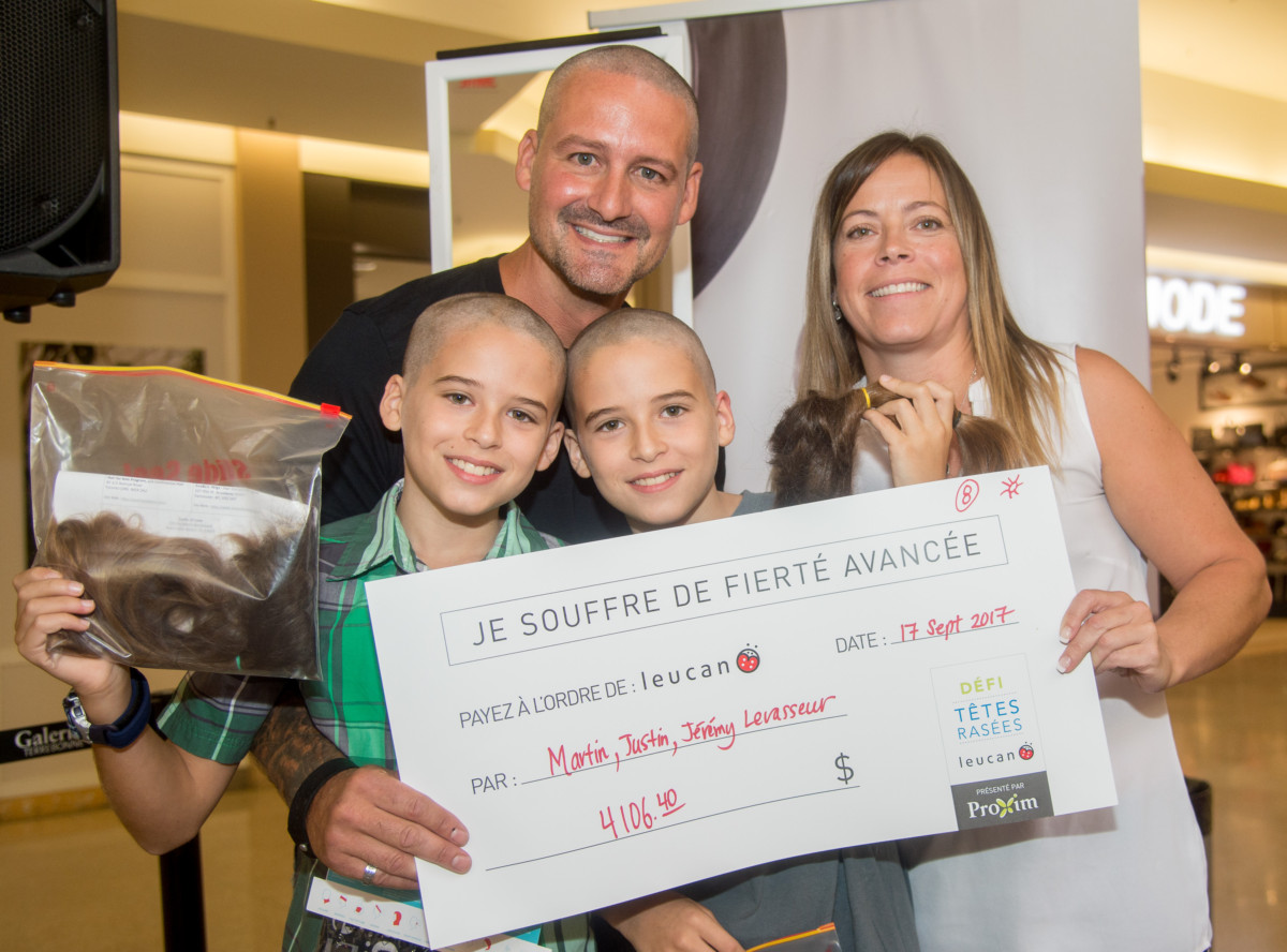Les jumeaux Jérémy et Justin avec leur père Martin Levasseur et leur mère Julie Lalonde, exhibant fièrement un chèque symbolique au montant de 4106,40 $ remis à Leucan.