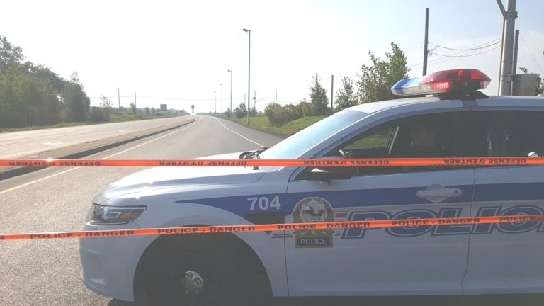 Piéton happé: la route 335 fermée Les policiers enquêteurs du Service de police sont toujours sur les lieux à récolter des indices et tenter de reconstituer la scène du drame.