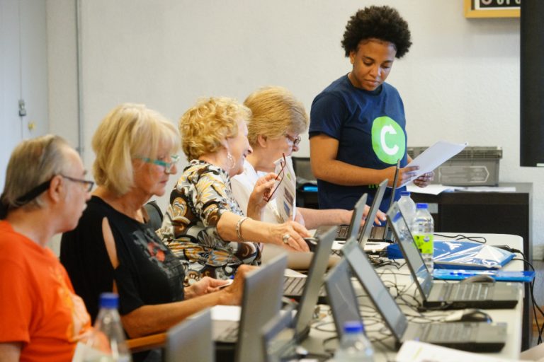 Des aînés découvrent Internet Les aînés ont beaucoup de plaisir à découvrir Internet à travers un cours créé spécialement pour eux.