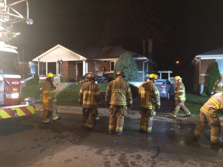 Une vingtaine de pompiers ont été appelés sur les lieux de l'incendie aux petites heures du matin, le 17 octobre.