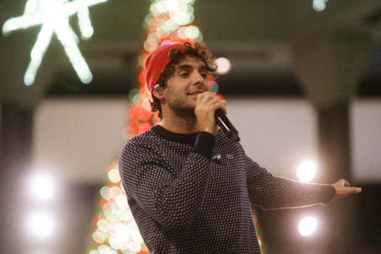 Alex Nevsky demeure un grand adepte de la magie des Fêtes comme il l'a prouvé au public lavallois, le 16 novembre.