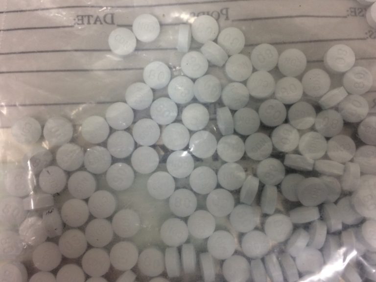 Plus de 500 comprimés de diverses sortes de stupéfiants ont été saisis.