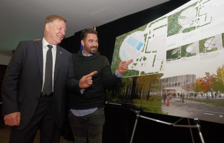 Complexe aquatique: NFOE-HCMA gagne le concours d’architecture Le maire Demers et Alexandre despatie, membre du jury, montre le projet gagnant du Complexe aquatique.