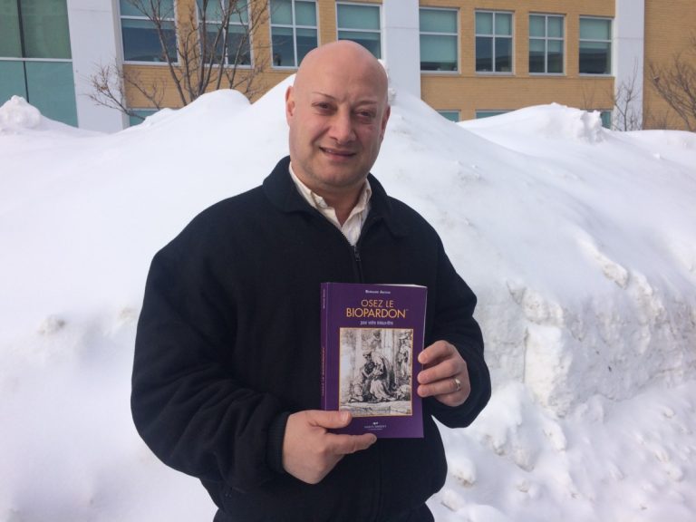 Le pardon ou l’enjeu suprême du bien-être selon Bernard Anton Avec un langage accessible et un esprit d’ouverture, Bernard Anton revisite les composantes du pardon ainsi que différentes traditions spirituelles et pratiques thérapeutiques prônant des avantages sur le corps, l’âme et l’esprit.