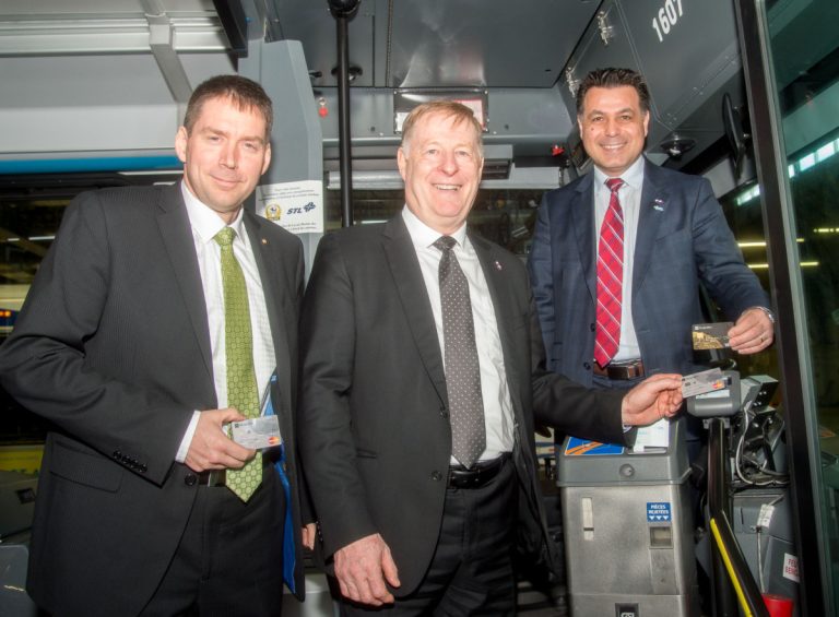 Six circuits d’autobus accepteront la carte de crédit André Chatelain, premier vice-président Services aux particuliers Paiements et Marketing Mouvement, Desjardins, le maire Marc Demers et David De Cotis, président du CA de la STL, étaient heureux d'annoncer le projet pilote, le 18 avril.