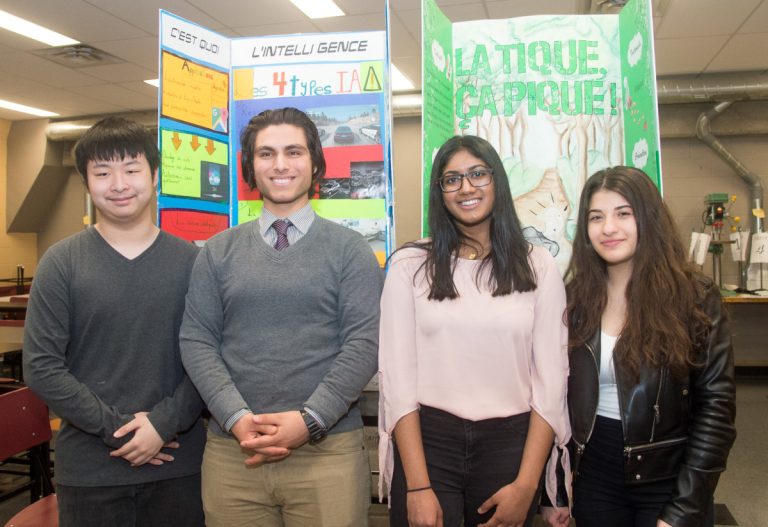 Quatre scientifiques en herbe de Saint-Maxime en route pour Shawinigan Louis Huynh, Soroosh Bagherian, Habishua Prabagar et Christine Abdallah se préparent pour la finale québécoise.