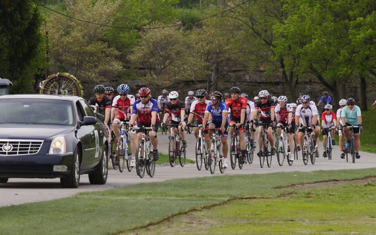 Participation décevante au Tour du silence de Laval Plusieurs cyclistes ont suivi le cortège.