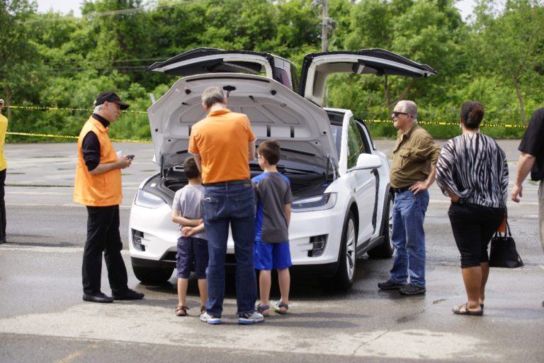 La passion pour les véhicules électriques L'Association des Véhicules Électriques du Québec (AVÉQ) offrait le 17 juin des essais routiers gratuits dans le cadre d'une journée promotionnelle de l'électromobilité.
