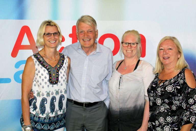 Les candidates Diane Pagé (Vimont), Marie-France Pelletier (Saint-Bruno) et Rachel Demers (Auteuil) entourent Jean-Claude Gobé, chef d’Action Laval et candidat à la mairie.