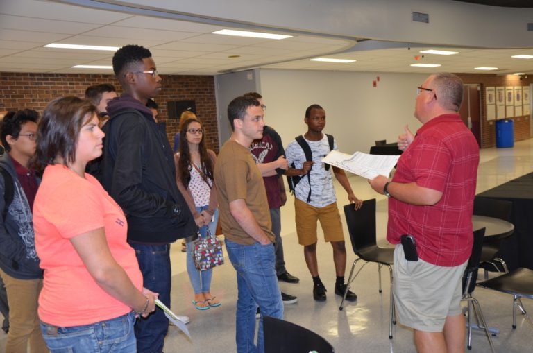 3900 nouveaux étudiants font leur entrée au Collège Montmorency Les nouveaux étudiants ont fait une visite de leur collège.