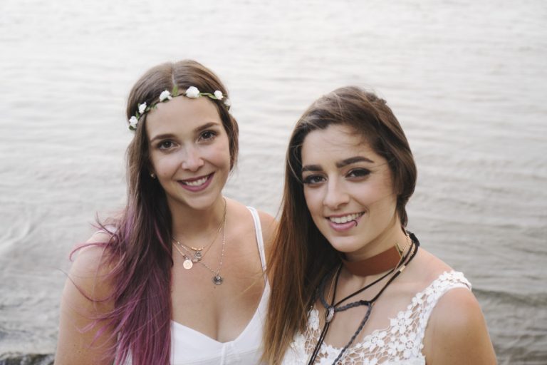 Les cousines, le duo formé par Myriam Poirier et Émilie Roy, a impressionné le jury et public de Trois-Pistoles en chansons.