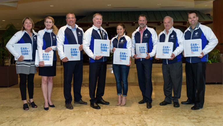 Sur la photo, on aperçoit: Sophie Guilbault, Ville, Geneviève Roy, Tourisme Laval, Philippe Dutin, Ville, Marc Demers, maire, Roseline Filion, athlète olympique et porte-parole, Yves Carignan, Collège Montmorency, Pierre Marchand, Complexe sportif Bois-de-Boulogne et Joël Savoie, Sports Laval.