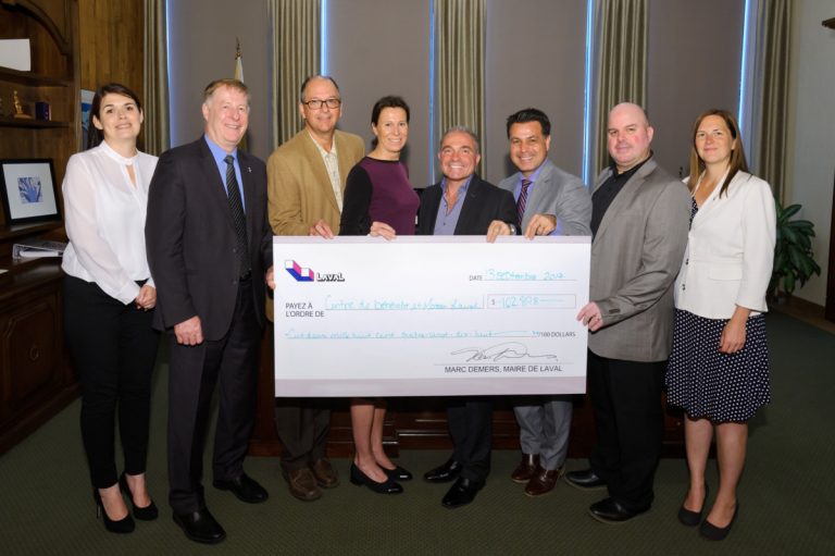 De gauche à droite: Sandra Desmeules, conseillère municipale, le maire Marc Demers, Jean-Pierre Tessier, Eve Dalphond et Luigi Morabito, tous trois membres du comité consultatif du Fonds Place-du-Souvenir, David De Cotis, vice-président du comité exécutif, Jean Gagnon, directeur général du Centre de bénévolat et Moisson Laval et Virginie Dufour, conseillère municipale.