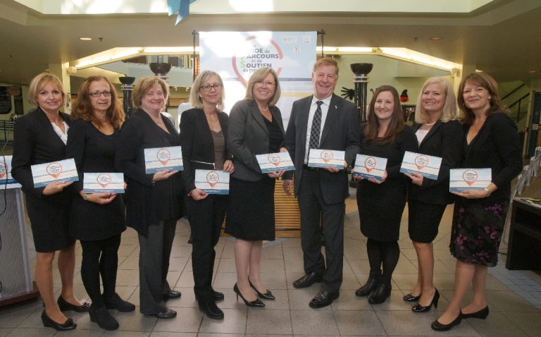 Le guide a été lancé le 17 octobre, à la Place des aînés, en présence, entre autres,  de Francine Charbonneau, ministre responsable des Aînés et de la Lutte contre l’intimidation et du maire Marc Demers.