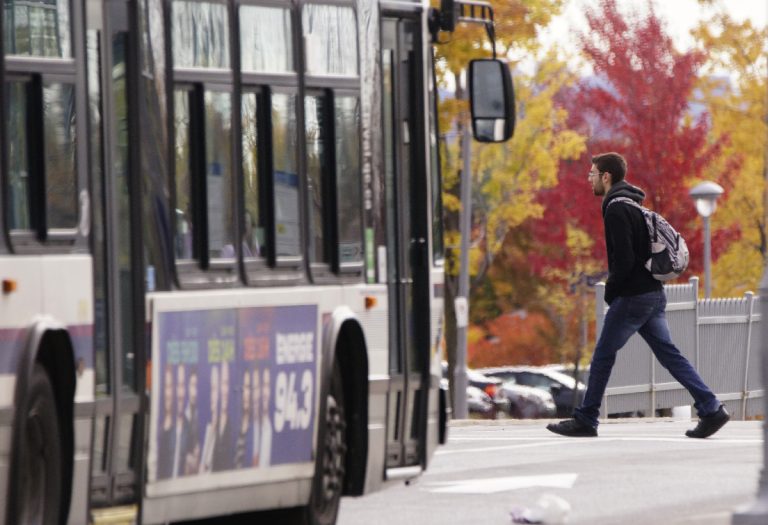 De nombreux piétons sont impliqués dans des accidents chaque année au Québec. En ce Mois du piéton, on rappelle aux conducteurs et marcheurs d'être prudents.
