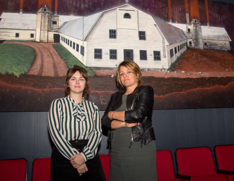 Gabrielle Desgagné-Duclos, coordonnatrice à la programmation de Verticale – Centre d'artistes, et Julie Perron, directrice générale de [co]motion, anciennement Corporation de la salle André-Mathieu, se réjouissent de cette nouvelle collaboration.