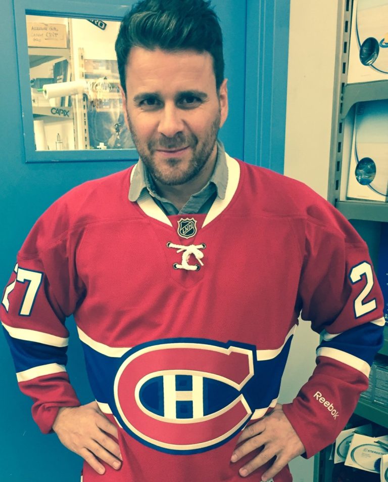 Marc Bélanger est un fier partisan de hockey.