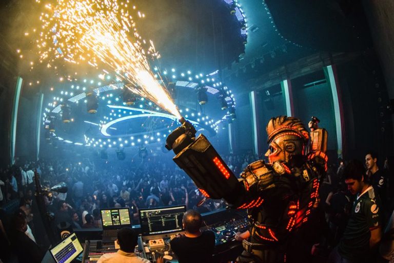 L'organisation promet une mise en scène misant sur les plus récentes technologies dont la participation du robot de huit pieds A-BORG.