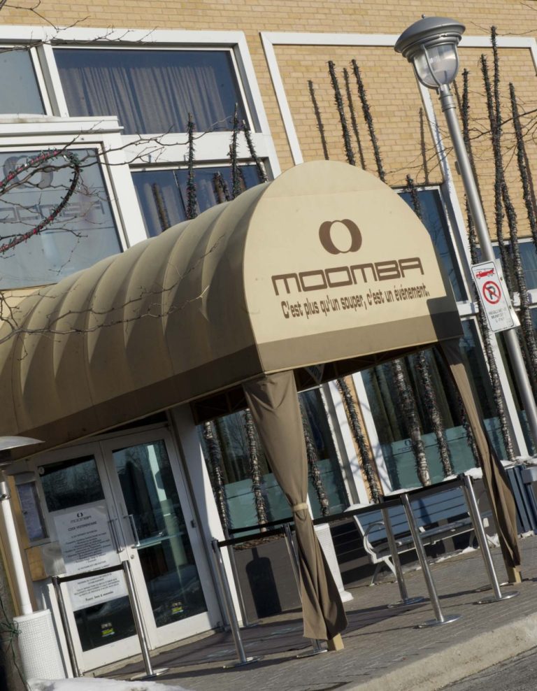 Un quadragénaire poignardé cette nuit au Centropolis Selon les informations divulguées par la police de Laval, les personnes recherchées venaient de prendre la fuite du bar Le Moomba lorsqu'elles ont commis l'agression à l'arme blanche dans la nuit du 19 mars.