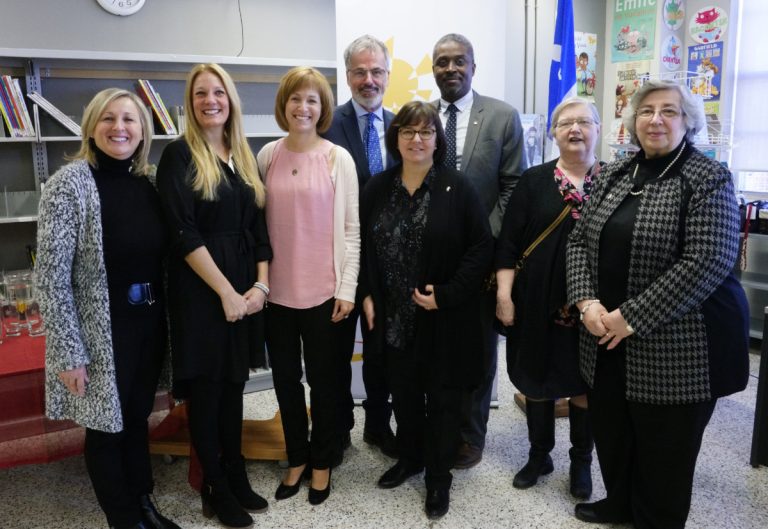 Dans l'ordre habituel, on reconnaît Céline Blanchet, commissaire et vice-présidente de la Commission scolaire de Laval (CSDL), Caroline Belletête, directrice-adjointe à l'école Saint-Paul édifice 2, Chantal Durocher, directrice de l’école Saint-Paul, Guy Ouellette, député de Chomedey, Louise Lortie, présidente de la CSDL, Yves-Michel Volcy, directeur général de la CSDL, Françoise Charbonneau, commissaire scolaire, et Tassia Giannakis, commissaire scolaire pour la circonscription de Chomedey.