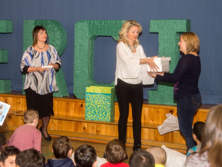 La fondatrice et coprésidente de la Fondation Justine et Florence remet les tablettes à Marie-Hélène Camirand, l'enseignante ayant fait la demande pour favoriser l'apprentissage des enfants.