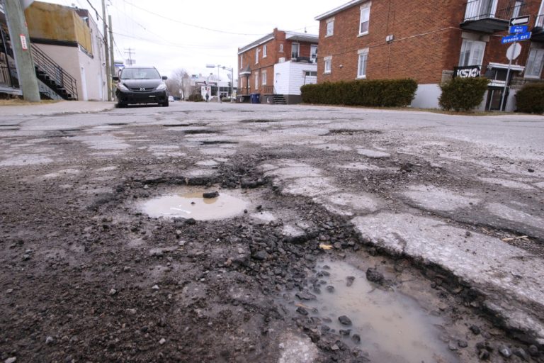 Retour du printemps, retour des nids-de-poule Cette photo a été prise à l'angle des rues Grenon Est et de Berri, dans le quartier Pont-Viau.