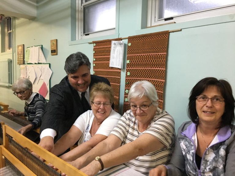 Plus de 157 000 $ en subventions fédérales Angelo Iacono, député d’Alfred-Pellan, a rencontré les Fermières de St-François-de-Sales qui feront l’achat d’un nouveau métier à tisser grâce à une subvention reçue dans le cadre du PNHA.
