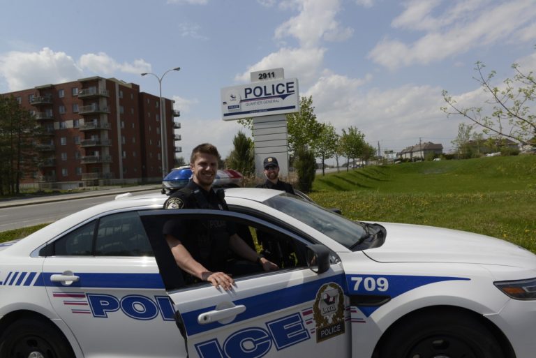 Anthony Mager-Dugas (à l'avant-plan) et son coéquipier Marc-André Lamarre ont pu réveiller les résidents de Laval-sur-le-Lac avant qu'une situation malheureuse se produise.