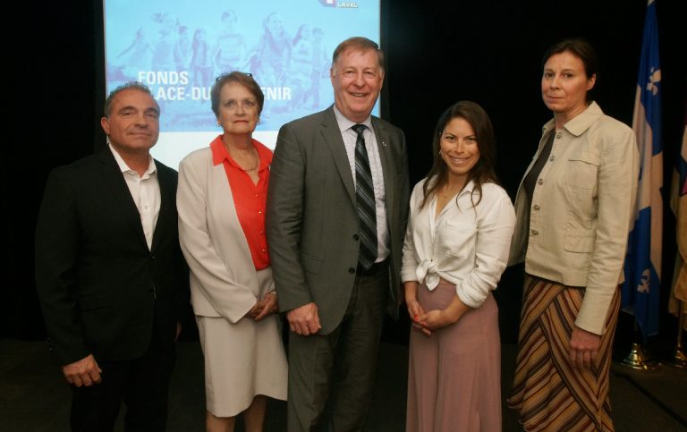 Les millions de la corruption serviront aux jeunes défavorisés Le maire Demers entouré de quatre des cinq membres du comité consultatif chargé de déterminer les interventions du Fonds Place-du-Souvenir: Luigi Morabito, Lynda Tousignant, Roseline Filion et Ève Dalphond.