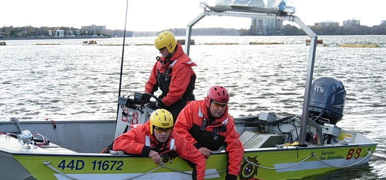 Les pompiers ont utilisé ce genre d'embarcation pour récupérer la dame.