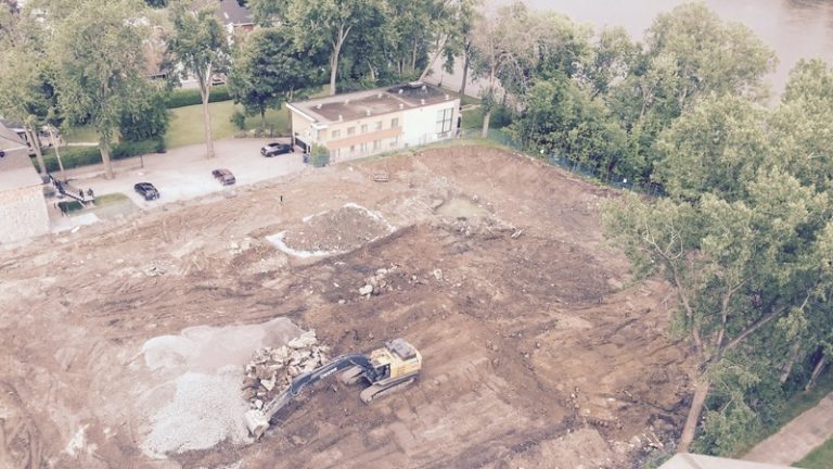 Avenir Laval réclame un moratoire immédiat Vue du chantier de la future tour de 26 étages depuis le balcon d'un condo du complexe Le Maritime, situé au 3040, boul. Lévesque Ouest.