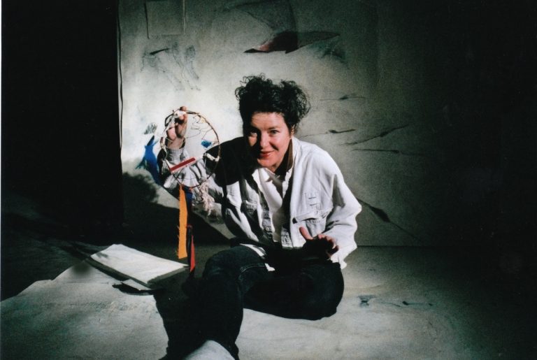 Sylvie Gosselin incarne la jeune artiste Ariane se rappelant l'atelier de sa grand-mère, fabuleuse couturière.