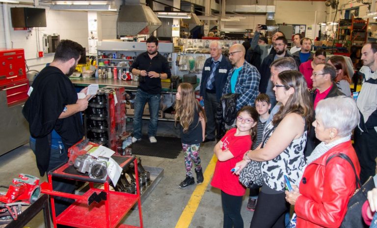 Ceux qui ont visité les installations de la STL ont eu droit aux coulisses du transport en commun, en compagnie d'employés venus à leur rencontre, le 16 octobre.