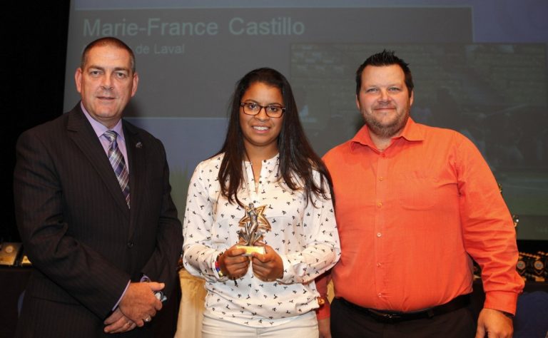 Plusieurs baseballeurs à l’honneur Richard St-Amour, président de Baseball Laval, et Steve Morin, responsable du baseball féminin, félicitent Marie-France Castillo pour son brio.