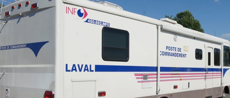 La Police de Laval a installé un poste de commandement sur la rue Paradis pour rencontrer les citoyens te tenter d'élucider cette tentative d'enlèvement troublante.