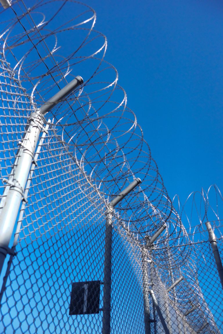 Le détenu purgeait une peine indéterminée.
