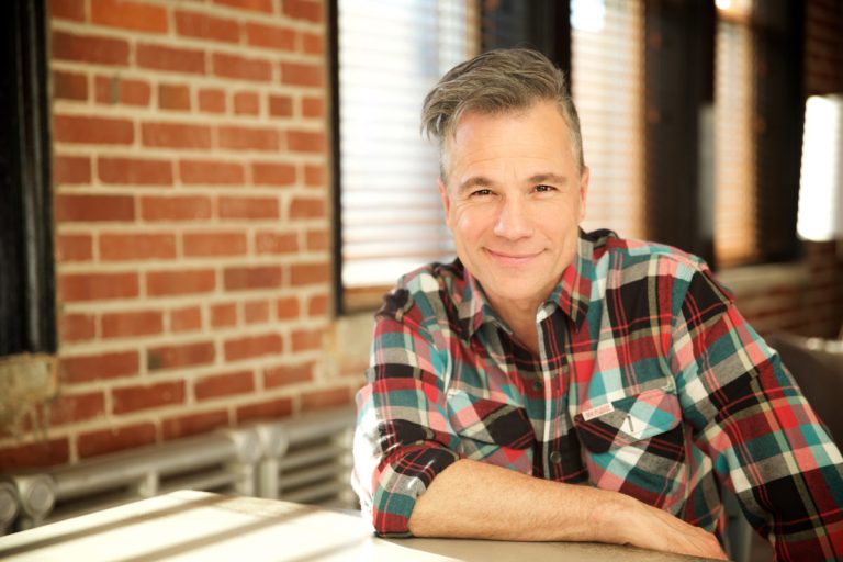 Bruno Pelletier propose un spectacle lumineux et rythmé.