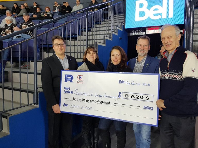 8629 $ amassés en collaboration avec le Rocket Benjamin Roy, directeur ventes et marketing du Rocket, Christine Laprise, directrice générale de la Fondation du Collège Montmorency, Josée-Christine Boilard, présidente de la Fondation, Yves Carignan, directeur affaires étudiantes et services à la communauté du Collège, et Hervé Pilon, directeur général du Collège, se réjouissent du montant amassé.