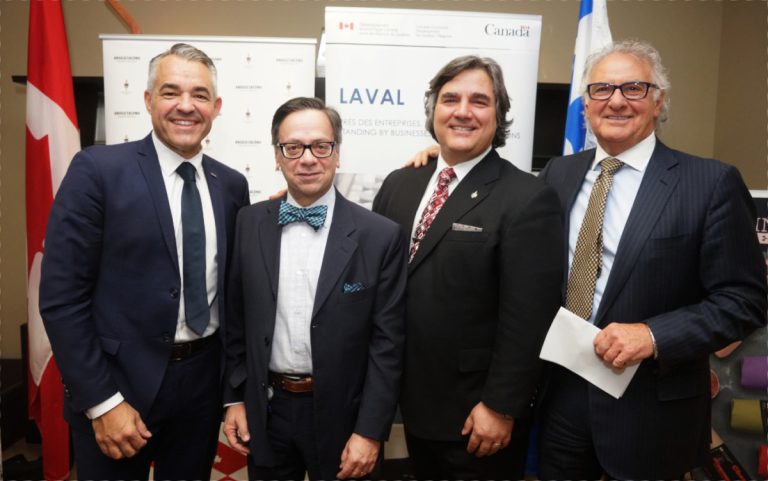 Dans l'ordre habituel, on reconnaît Enzo Rada, chef de la direction chez Produits alimentaires Viau, Pat De Marco, président et directeur de l'exploitation, le député fédéral de la circonscription Alfred-Pellan, Angelo Iacono, et Ivano Scattolin, vice-président de l'entreprise.