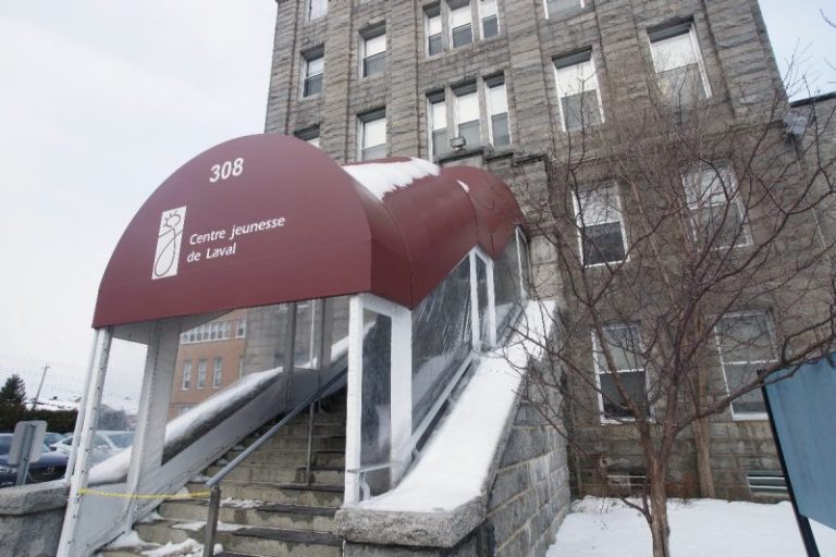 Enquête administrative au Centre jeunesse de Laval Le Centre jeunesse de Laval est ce même établissement qui avait défrayé la manchette l'année dernière en raison des fugues répétées de jeunes adolescentes qui auraient été exploitées sexuellement par leur souteneur.
