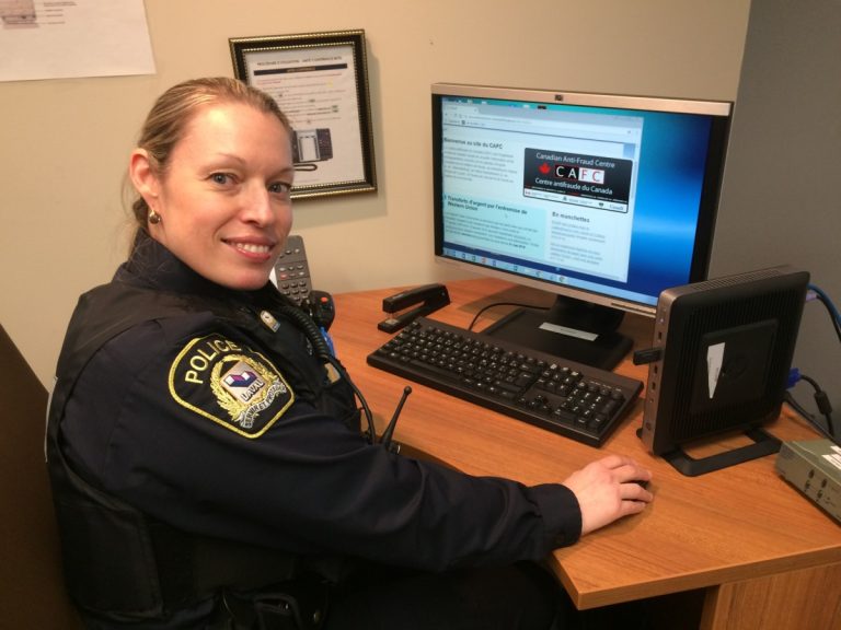 Lyne Chartier déploie un effort continuel pour développer des activités de prévention de la fraude auprès des citoyens lavallois, principalement les personnes aînées et aidants naturels.