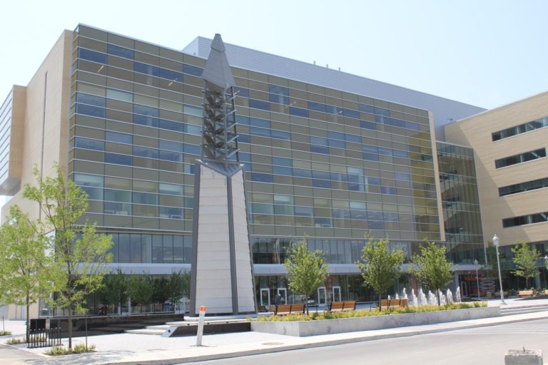 Plus de 20 000 personnes circulent chaque jour autour du carillon disposé devant le campus lavallois de l’Université de Montréal, près de la station de métro Montmorency et du cégep du même nom.