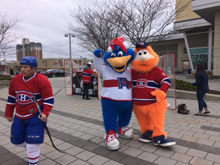 Belle visite surprise durant quelques heures au métro Montmorency, tout près de la Place Bell qui accueillera bientôt le club-école du Canadien de Montréal.