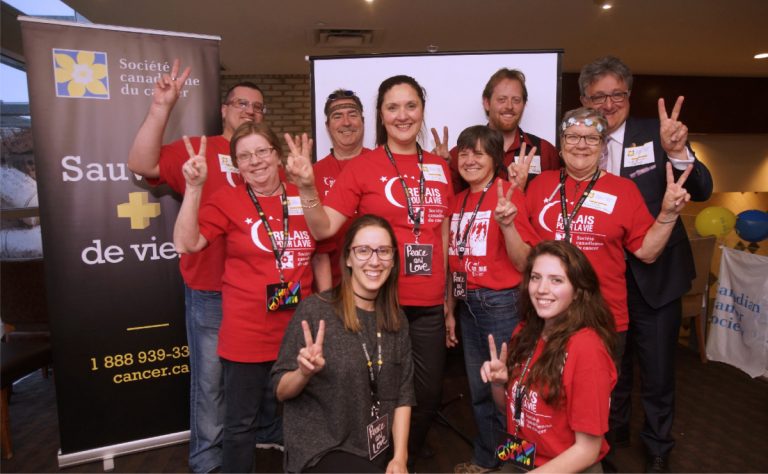 Ariane Courville, de la Société canadienne du cancer, pose en compagnie des bénévoles Andréanne Grondin, Diane Bissonnet, Alia Hadded, présidente du comité organisateur, Johanne Hébert, Lyse Tremblay, Michel Alexandre Gosselin, Jean-François Desrosiers et Christian Morissette, ainsi que du député de Vimont, Jean Rousselle.
