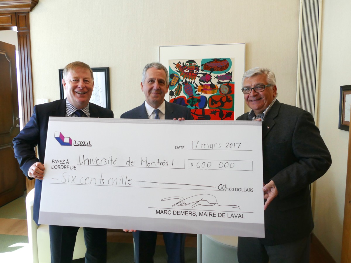 Marc Demers, maire, et Raynald Adams, membre du comité exécutif et conseiller de Renaud, ont remis un chèque de 600 000 $ à Louis Sauvageau, directeur général des immeubles, Université de Montréal.