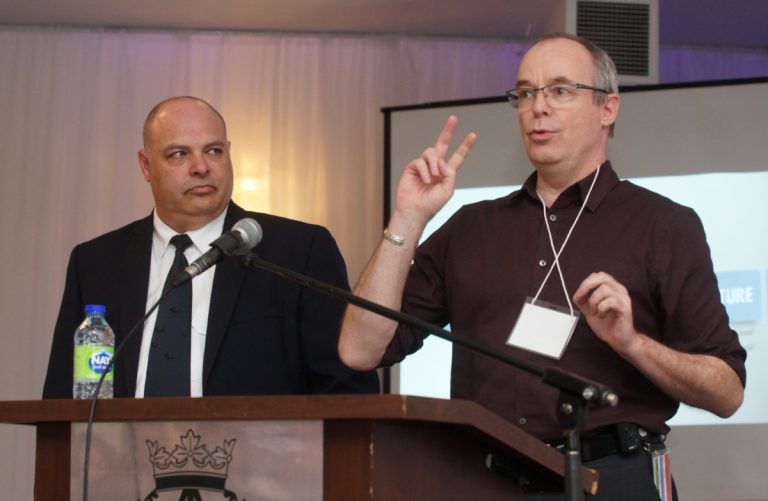 Les intervenants pour jeunes vulnérables font le point L’inspecteur Martin Lachance du Service de police de Laval et Jean Fallon, chef de l'administration du programme LSJPA et du service aux jeunes contrevenants au CISSS de Laval.